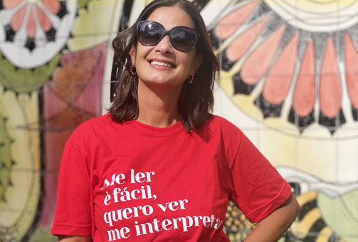 Camiseta Vermelha Amora Me ler  fcil, quero ver me interpretar