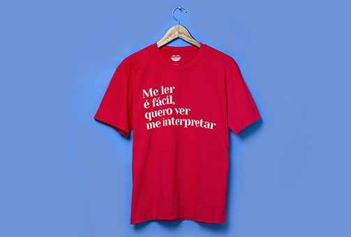 Camiseta Vermelha Amora Me ler  fcil, quero ver me interpretar