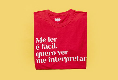 Camiseta Vermelha Amora Me ler  fcil, quero ver me interpretar