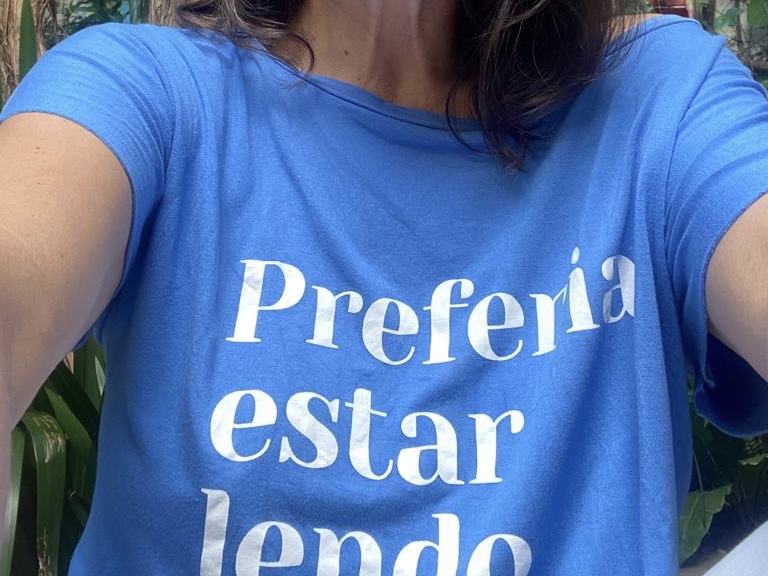Blusinha Azul Amora Preferia estar lendo