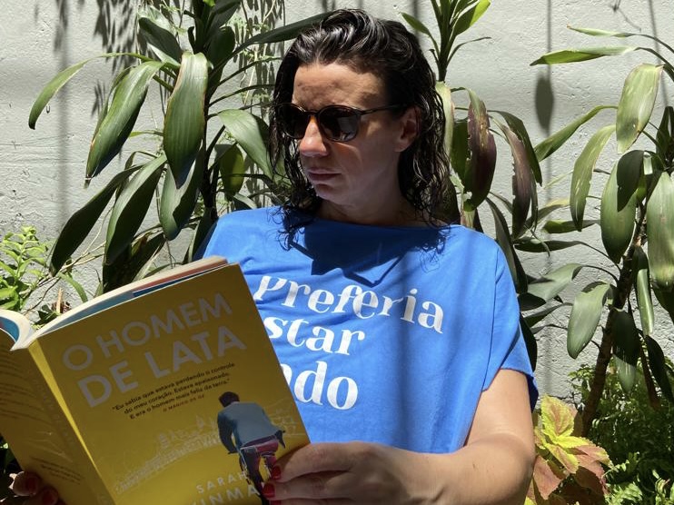 Blusinha Azul Amora Preferia estar lendo